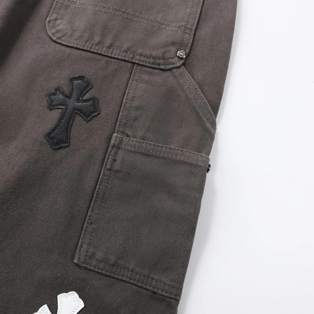 P280 💰 (Top version) Chrome hearts Cross patch leather jeans workwear logging pants Chrome hearts logging pants are here! ! ! CH Croix Heart Double Knee Cross Patch Leather Bo1 Style Logging Pants Straight-leg Work Pants B136 Croix Heart Cross Sanskrit Overalls Price 20W level, patchwork cross pattern embellishment, high-waisted washed jeans! ! Absolutely high-end luxury products, 1.9W level god-level single products, super popular products, made by top heavy industry, not to be missed. About Zangyin, this is an extremely luxurious fashion brand, which can also be called the nobles of the high street. It has always been an exclusive brand of some hipsters or rich second generation. Compared with ordinary high streets, it is more luxurious and noble. Compared with luxury brands, it has a more fashionable personality and has always been a brand that I have a special liking for. Imported yarn is custom-woven into a high-density twill canvas. While ensuring a crisp silhouette, the fabric feels very delicate. It follows the B01 classic silhouette. The upper body is crisp and stylish. The ready-made garments are stone-milled and washed with fermentation. They can be matched with any style. Buttons and zinc are washed with genuine YKK retro metal products. Double-layered canvas on the front. Perfect details. All hardware is perfect. Size: S-XXL Color: Picture color